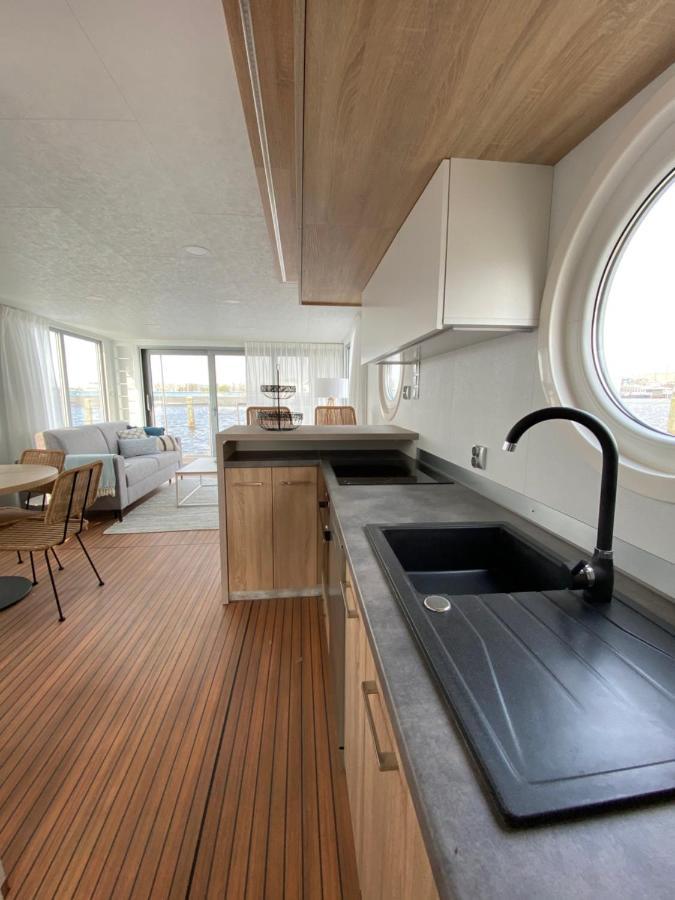 Botel Luxurious Houseboat - Zen