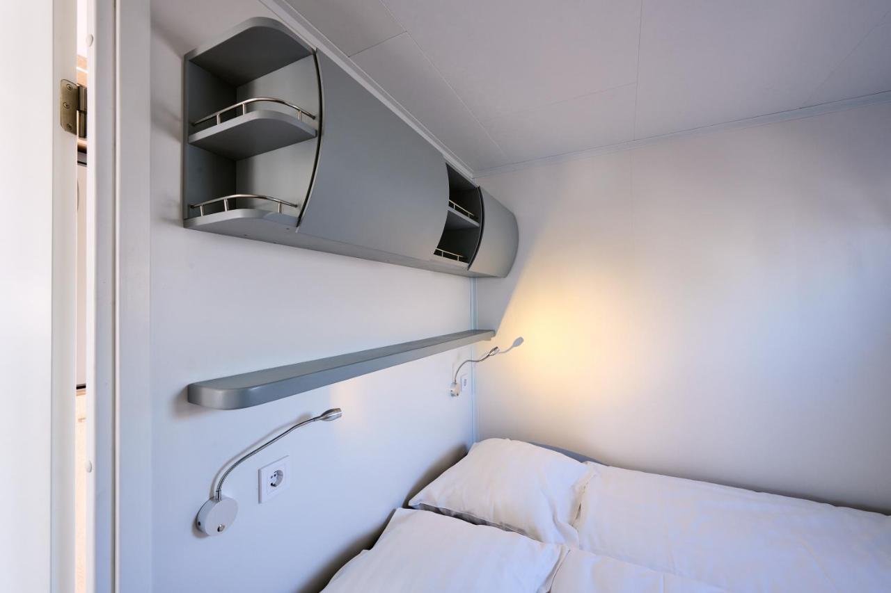 Botel Luxurious Houseboat - Zen