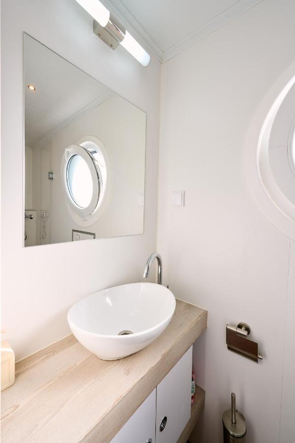 Botel Luxurious Houseboat - Zen