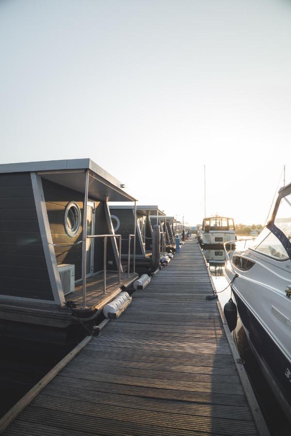 Luxurious Houseboat - Zen Dinteloord