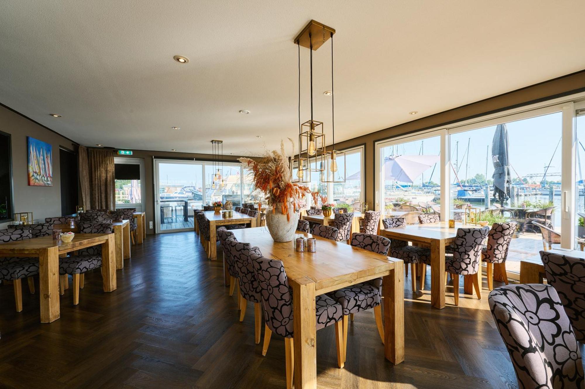 Botel Luxurious Houseboat - Zen Dinteloord