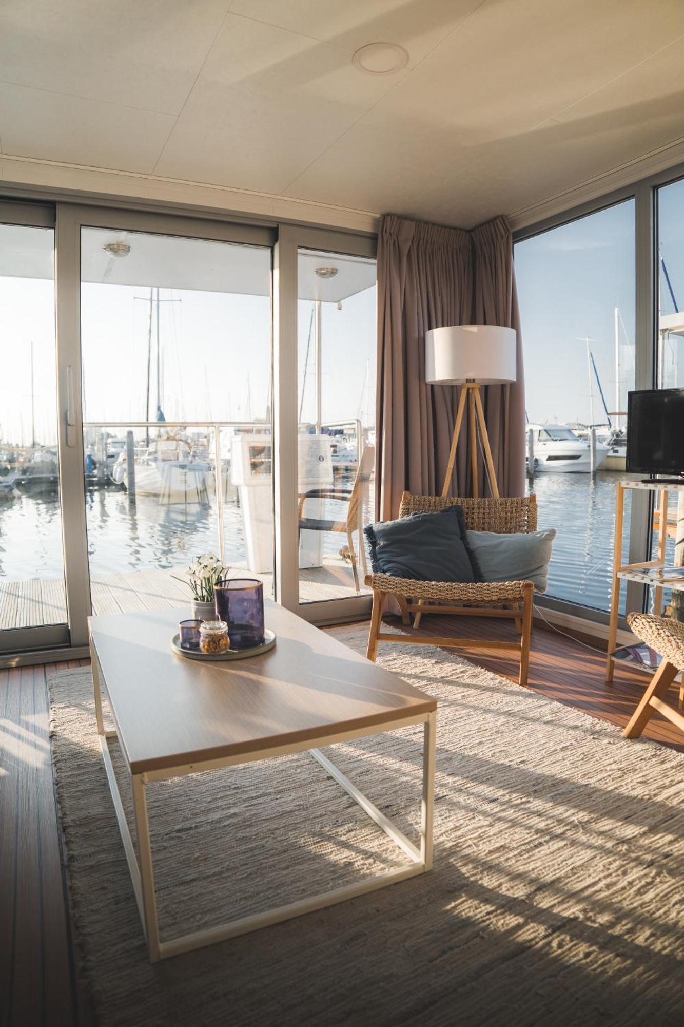 Luxurious Houseboat - Zen