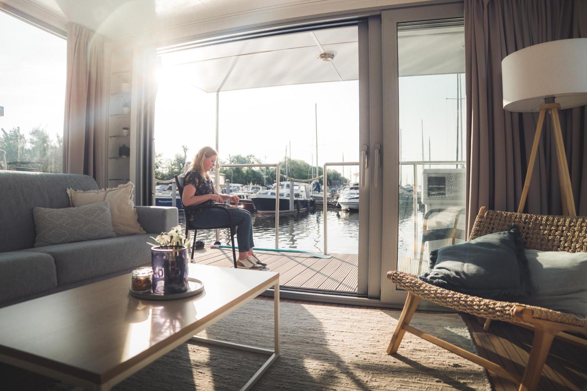 Botel Luxurious Houseboat - Zen