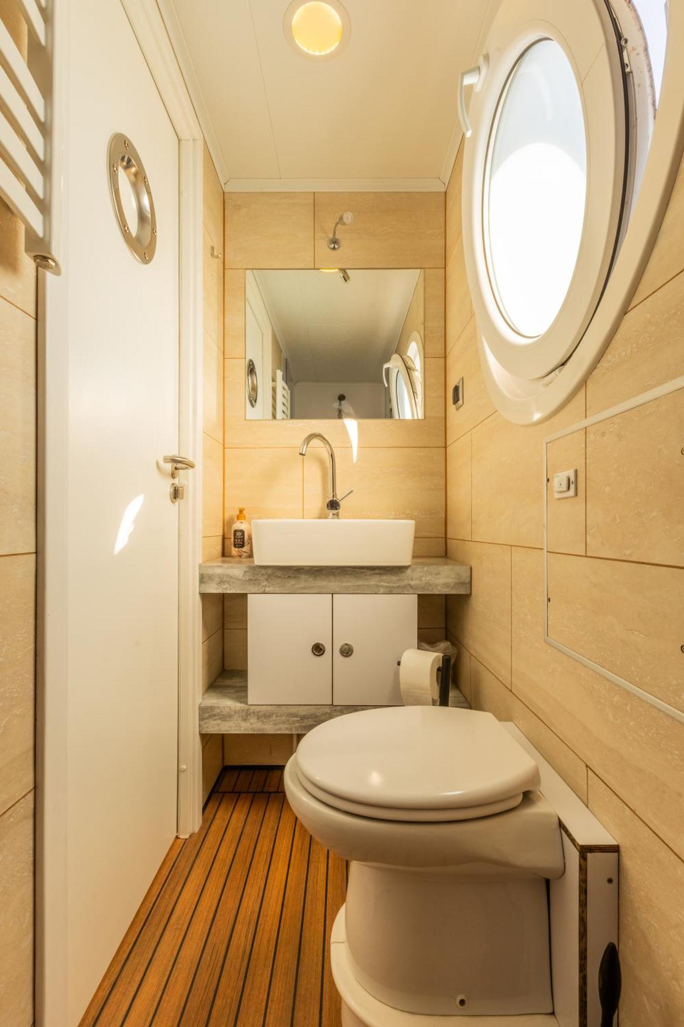 Luxurious Houseboat - Zen