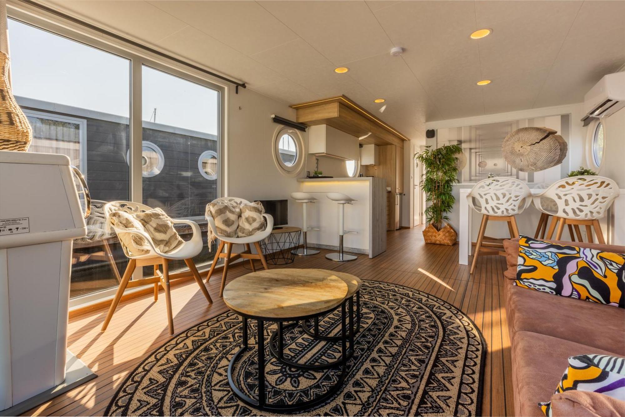 Luxurious Houseboat - Zen