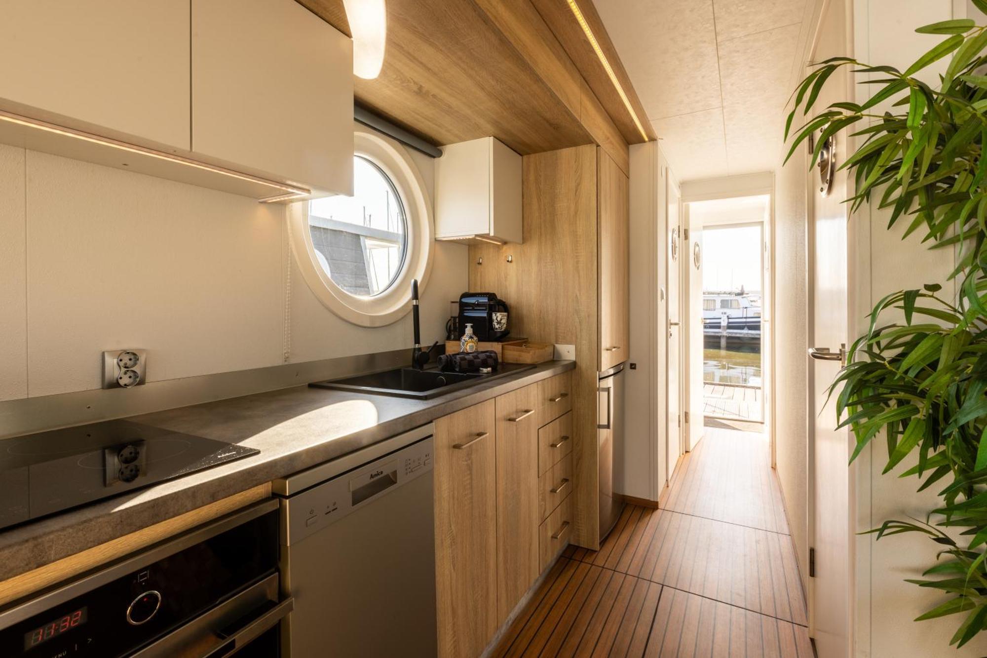 Botel Luxurious Houseboat - Zen