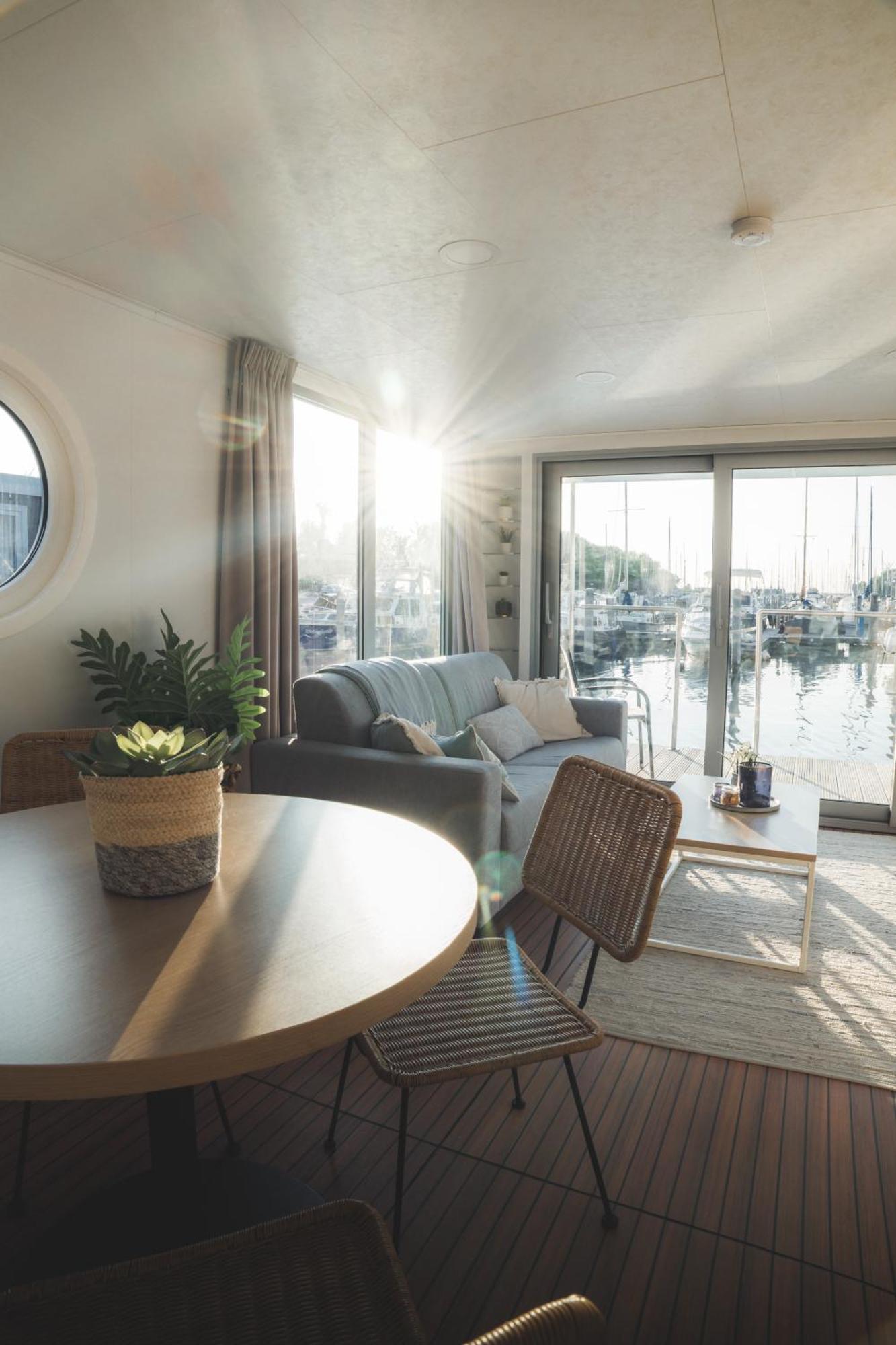 Of The Houseboat - Zen Botel